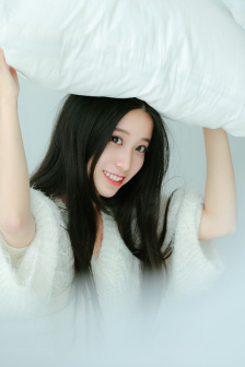 女生穿黑色蕾丝配吊带跳舞